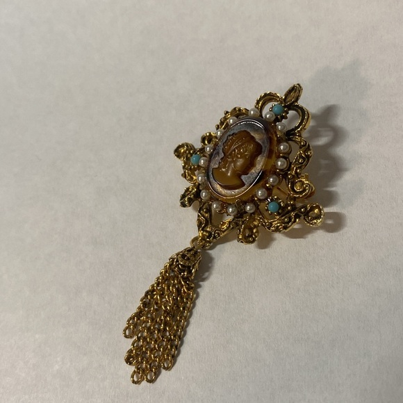 Vintage | Elegant Gold Cameo Brooch with Pearlized & Turquoise coloured Accents - Picture 4 of 4
